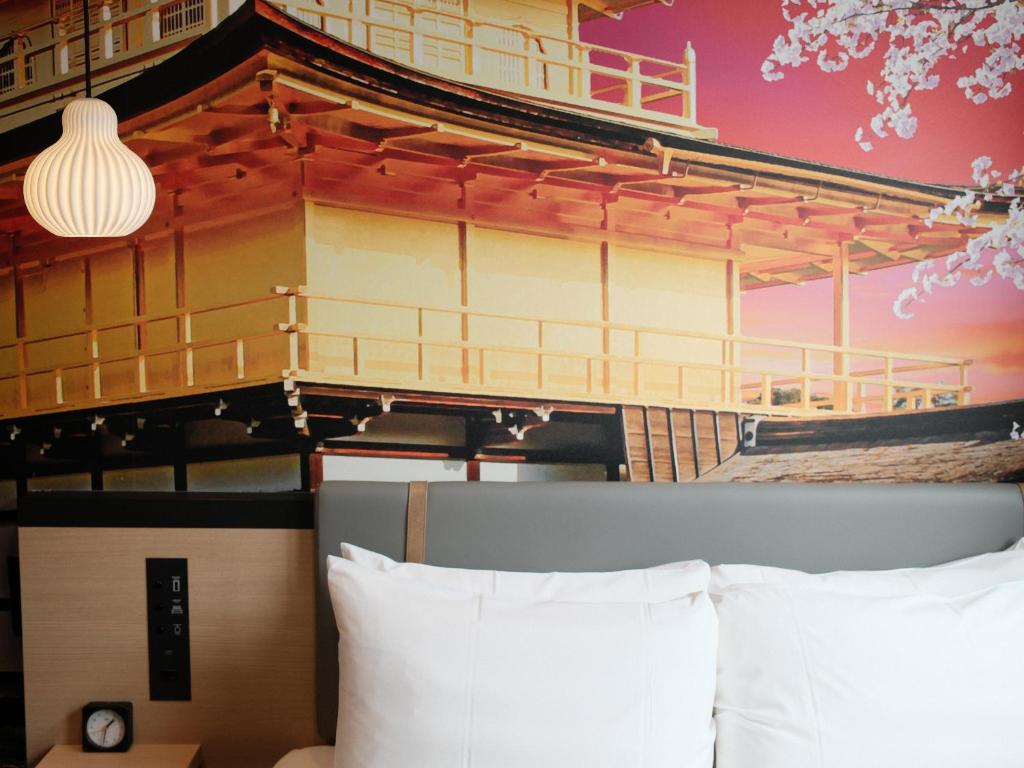 Postel nebo postele na pokoji v ubytování Travelodge Kyoto Shijo Omiya