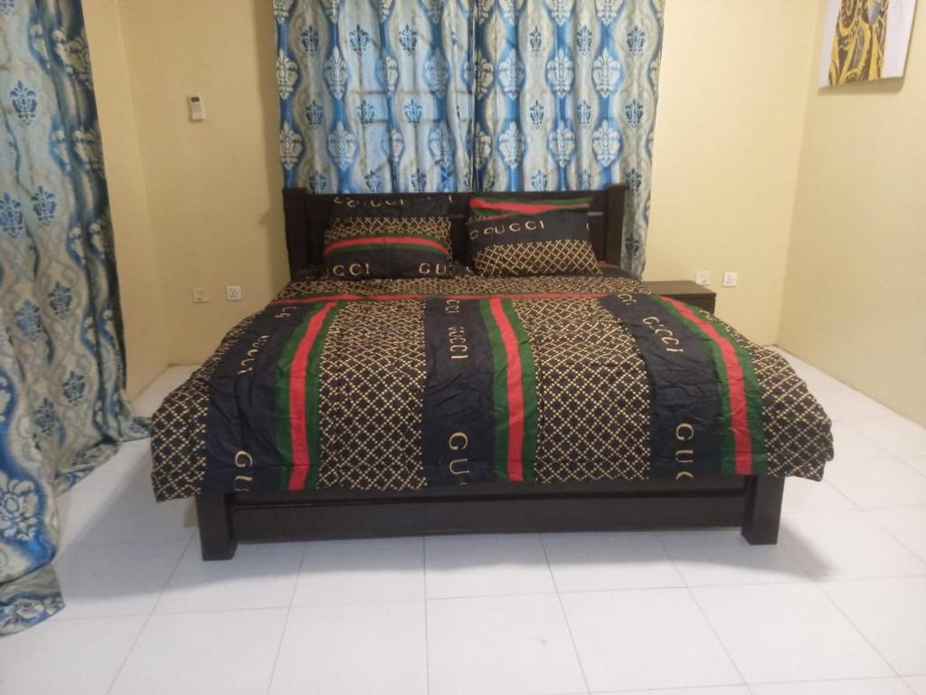 アクラにあるWelcome home to Accra Apartment for Short Stay Rentalの部屋にベッドがある寝室
