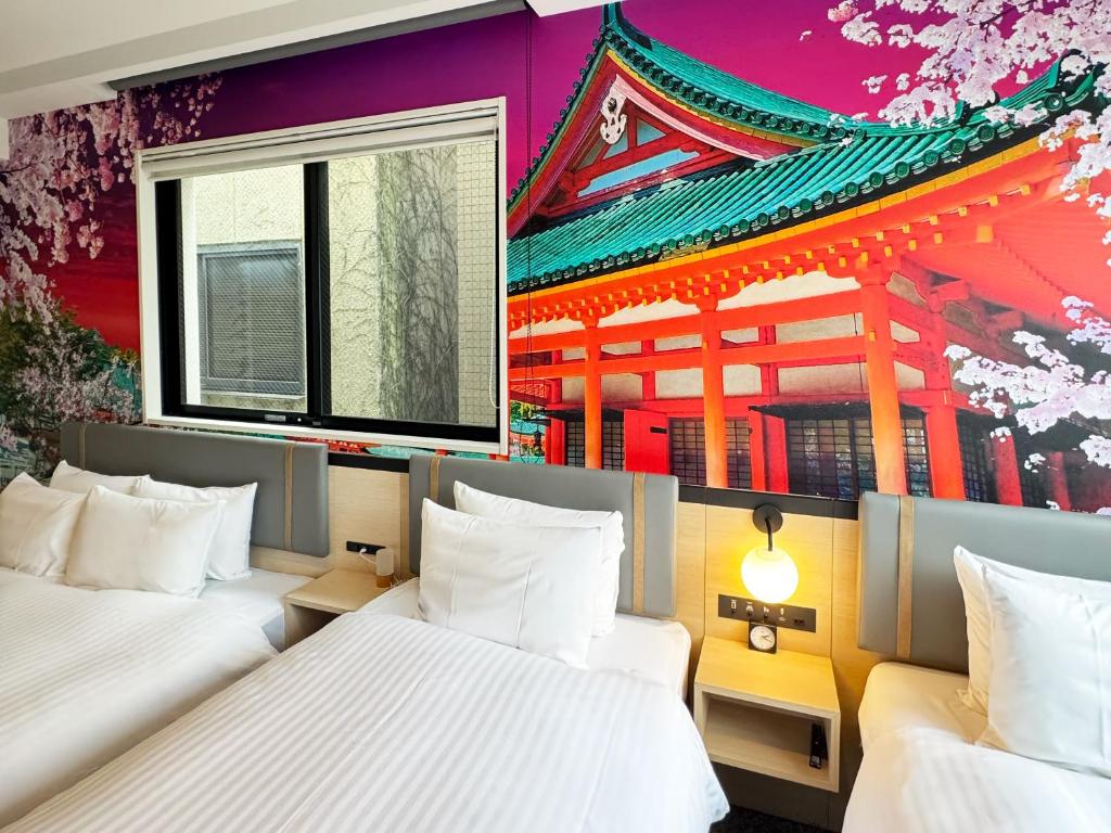Postel nebo postele na pokoji v ubytování Travelodge Kyoto Shijo Omiya