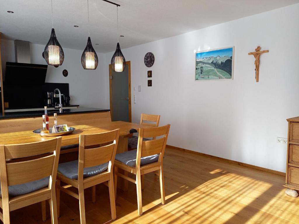 TV a/nebo společenská místnost v ubytování High-quality holiday apartment in Oberkrimml near waterfalls
