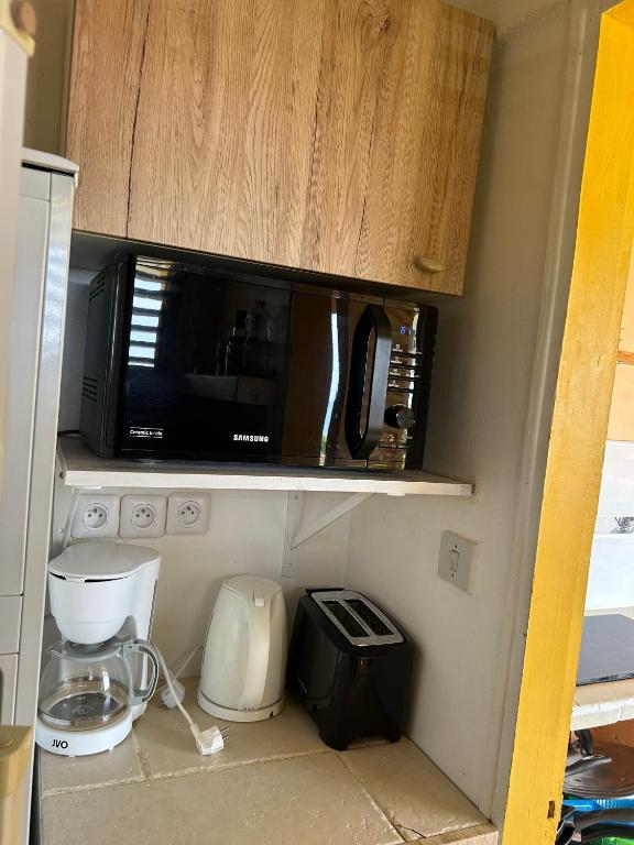 Kuchyň nebo kuchyňský kout v ubytování CASE COCO a SAINTE ANNE avec wifi vue mer
