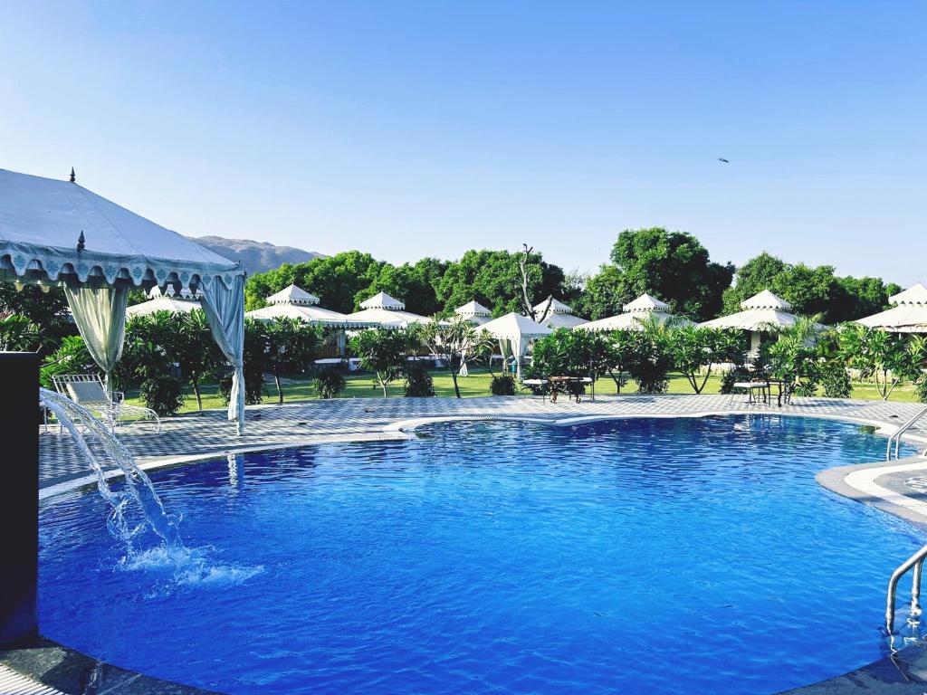 Bazén v ubytování Ananda Resort nebo v jeho okolí