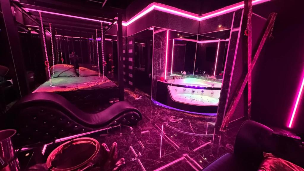 Camera con letto e vasca con luci viola di BDSM room Bydgoszcz z Balią a Bydgoszcz
