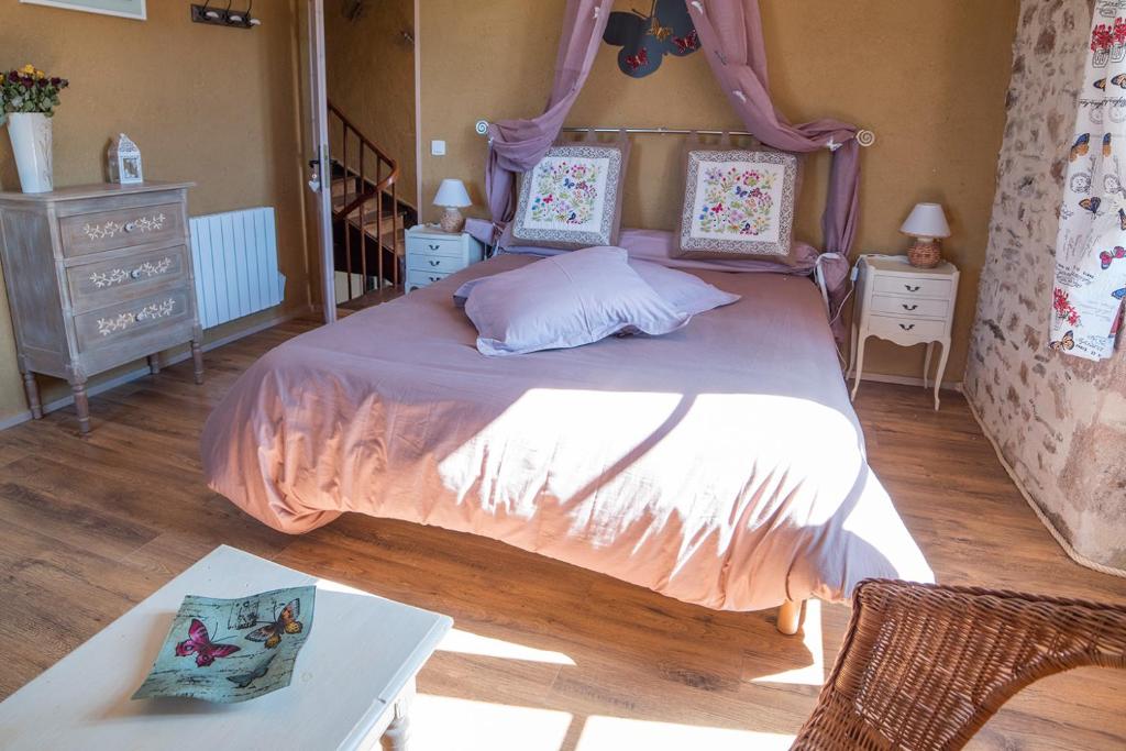 Ecuries de Saint Maurice- Maison d'hôtes de Gondou - Chambre Queen Avec Vue Sur Le Jardin