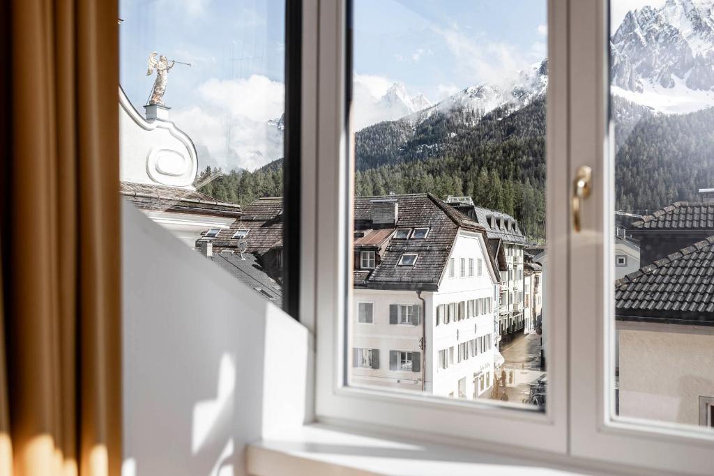 Nespecifikovaný výhled na hory nebo výhled na hory při pohledu z hotelu