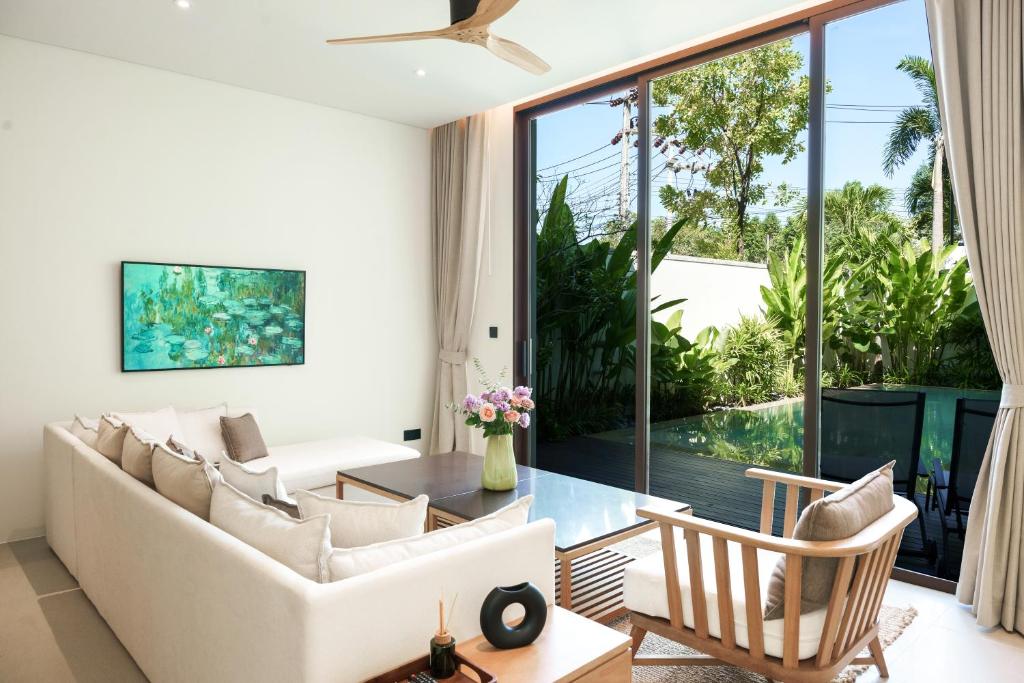 Tree O'clock Pool Villa - Phuket的休息区