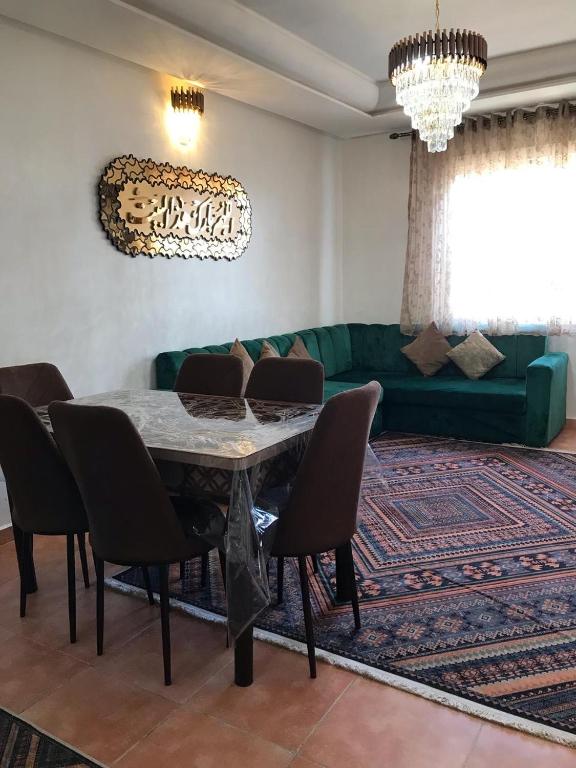 Posezení v ubytování Fnideq Superbe appartement