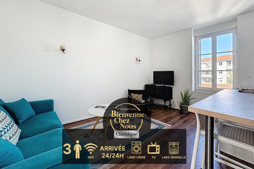 un salon avec un canapé bleu et une table dans l'établissement F2 refait à neuf, idéalement situé, à Clermont-Ferrand