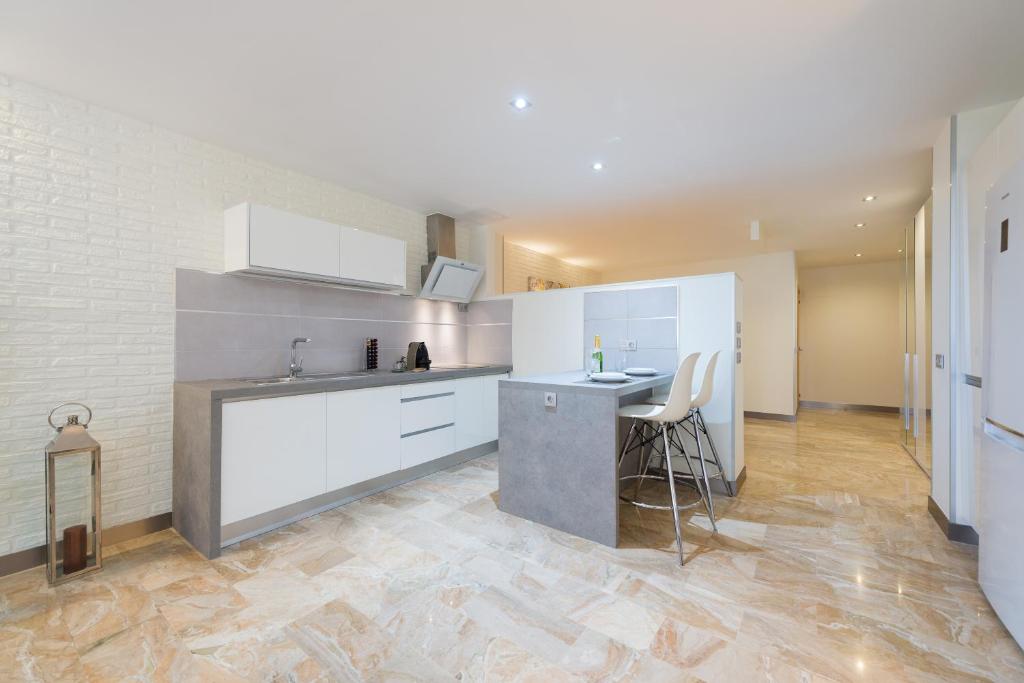 Kuchyň nebo kuchyňský kout v ubytování Suites Garden Loft Picasso