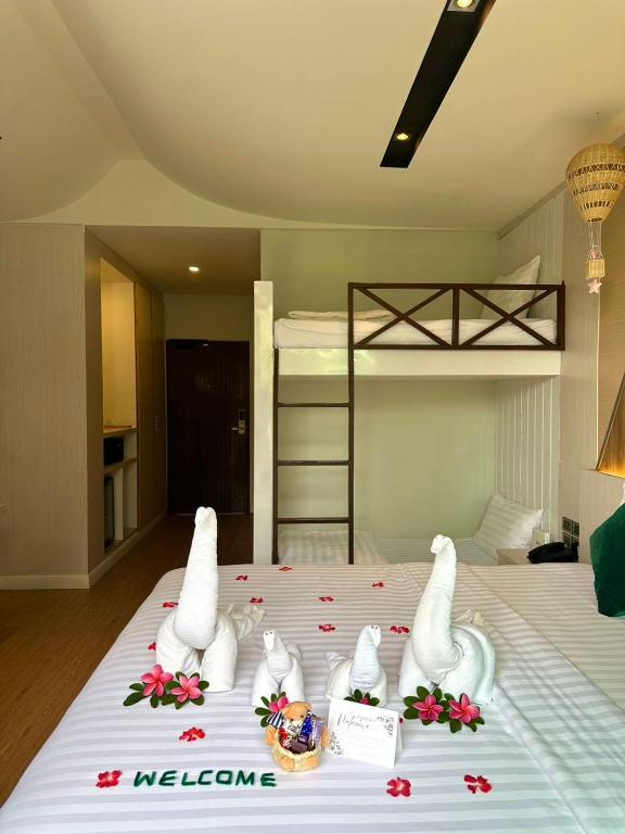 Postel nebo postele na pokoji v ubytování The Canale Samui Resort