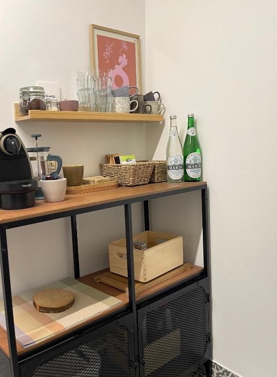 Příslušenství pro přípravu čaje a kávy v ubytování NEW renovated 2BR City Apartment