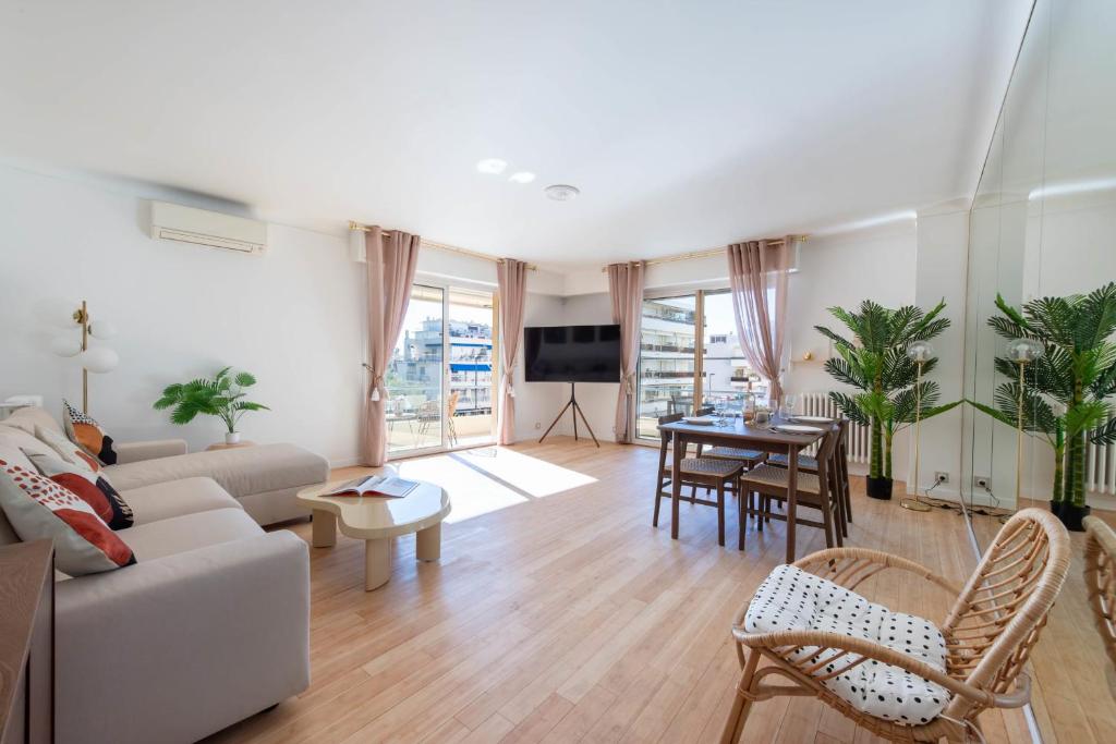 un salon avec un canapé et une table dans l'établissement Spacious 2-Br Apartment Walk to Beach & City Center, à Cannes
