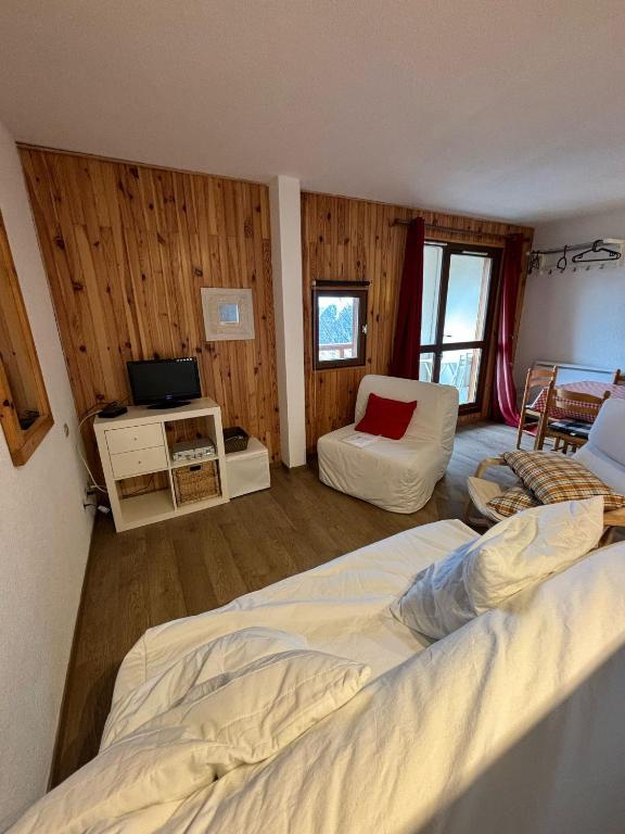 une chambre avec un lit et une télévision dans l'établissement Pleiades D N133 - ST4, à Les Deux Alpes
