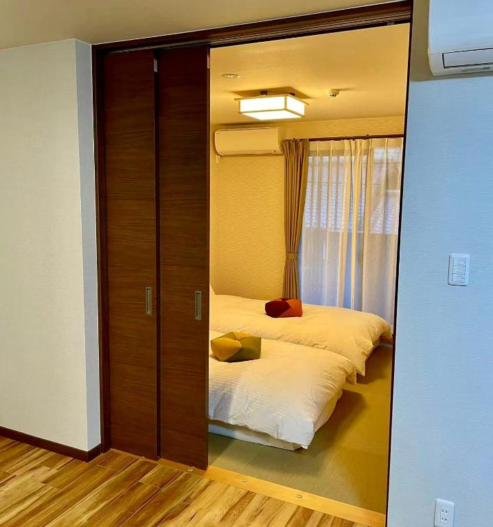 Postel nebo postele na pokoji v ubytování Yukari Kyoto