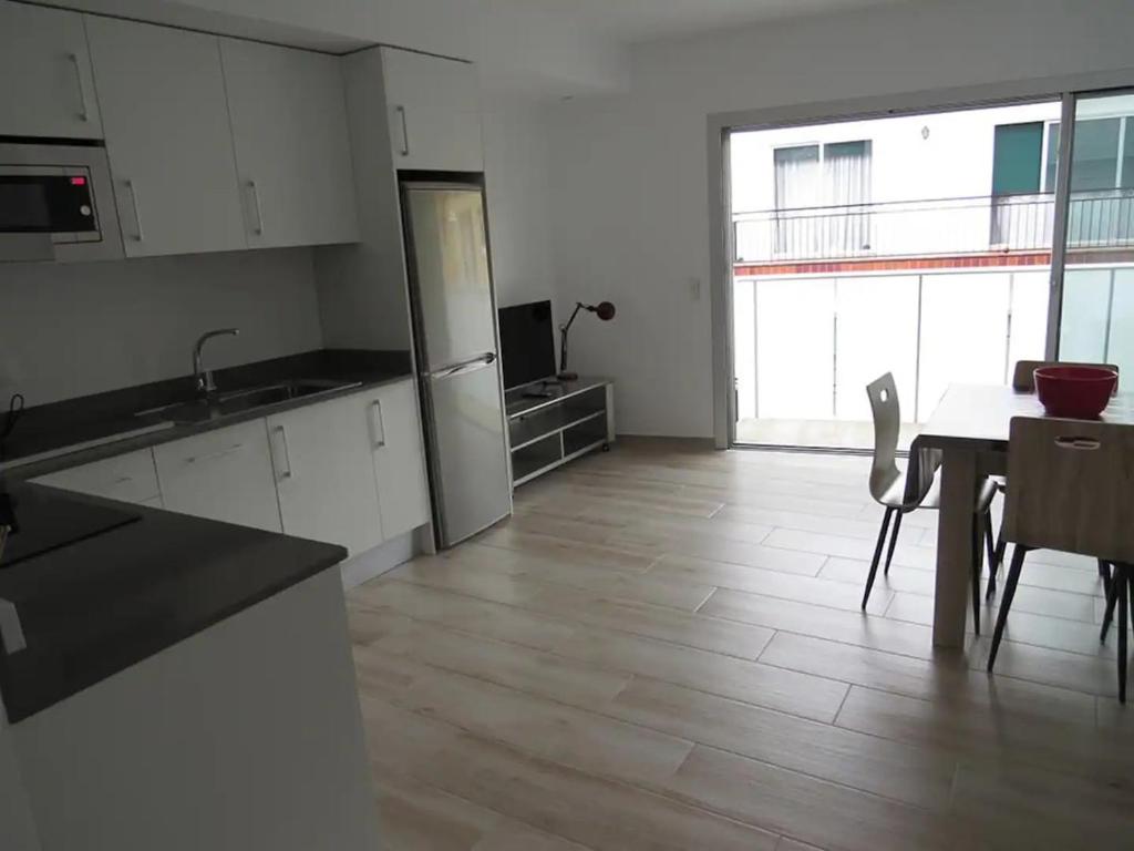 Nhà bếp/bếp nhỏ tại Centre de Roses 500 m de la plage appartement 6 personnes Rav