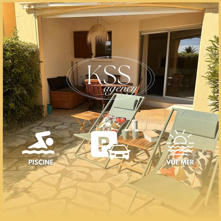 d'une terrasse avec deux chaises et une table. dans l'établissement Appt 29m2 - parking - wifi - clim - piscine, à Roquebrune-sur Argens