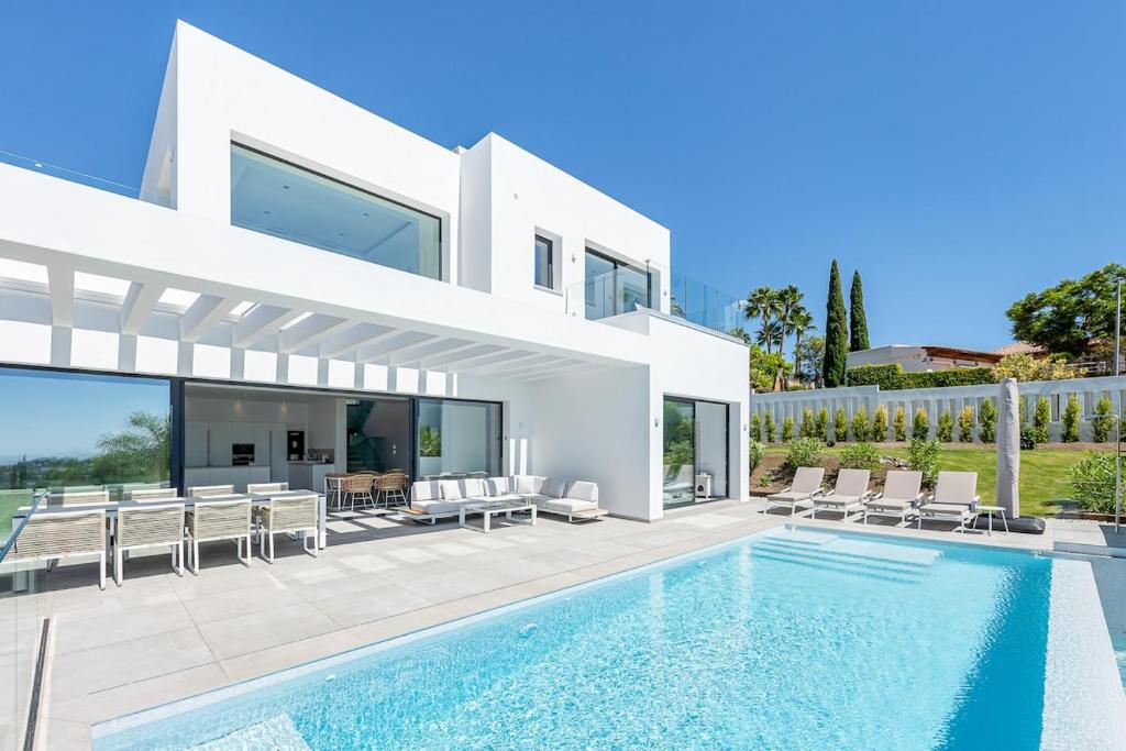 Luxury Holiday Villa with Heated Pool Open Sea Views