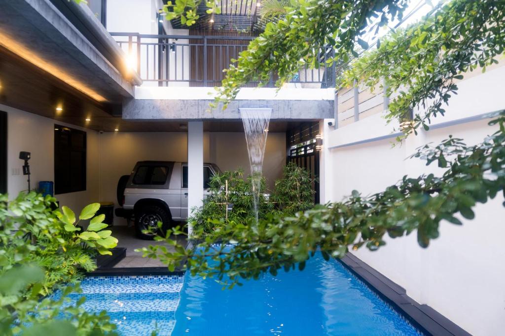 een huis met een zwembad in de achtertuin bij Casa Junquera in Cebu City