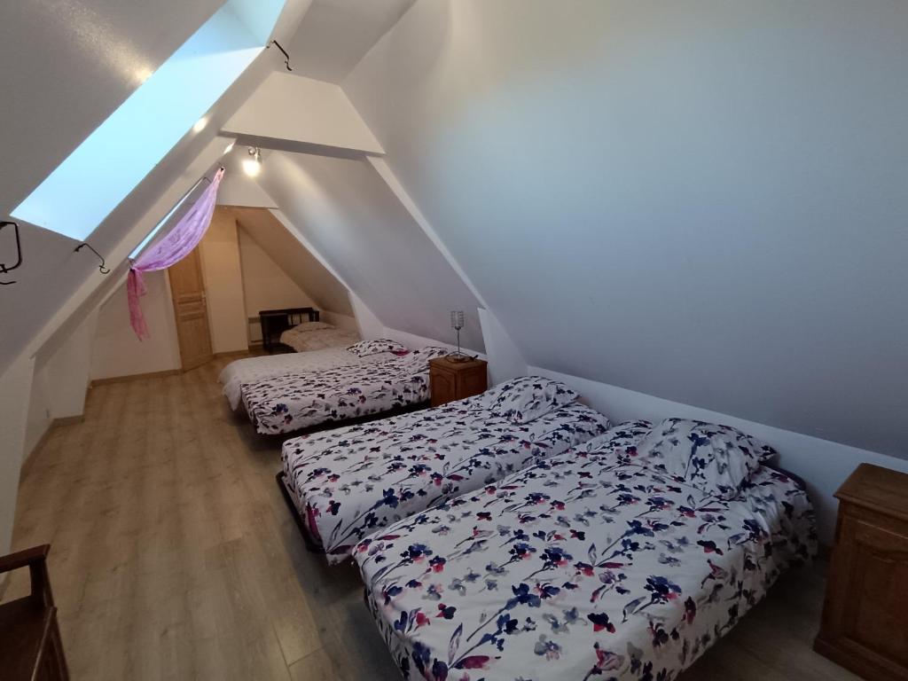 two beds in a room with a attic at Gite 15 pers max proche de Wimereux Wissant Boulogne sur Mer in Belle-et-Houllefort