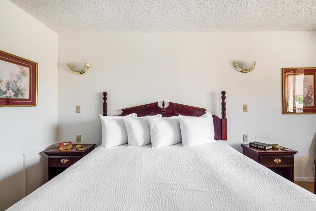 Postel nebo postele na pokoji v ubytování OYO Hotel Groesbeck