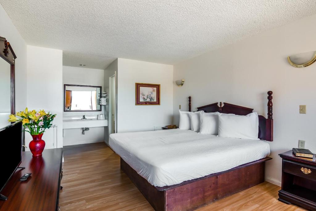 Postel nebo postele na pokoji v ubytování OYO Hotel Groesbeck