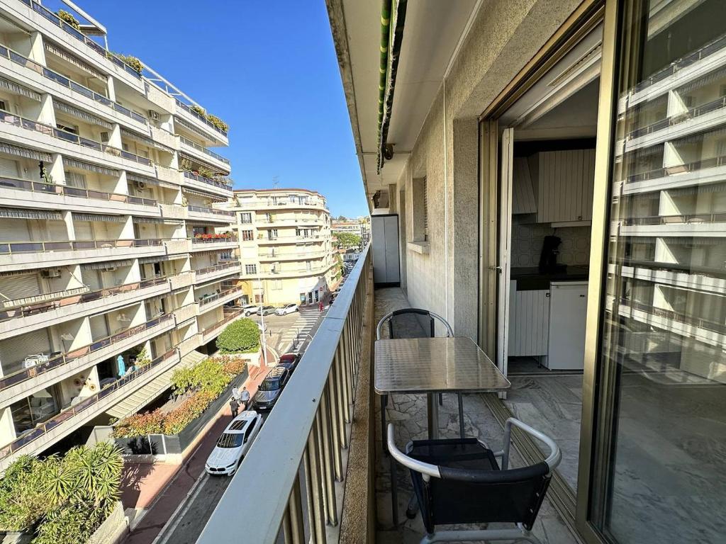 un balcon avec des chaises et une table sur un immeuble dans l'établissement Cannes proche Croisette - Studio, à Cannes