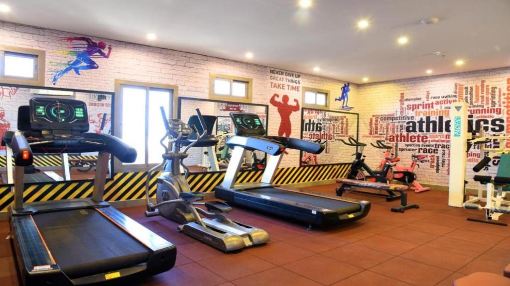 Fitness centrum a/nebo fitness zařízení v ubytování Sunday Emerald Hotel