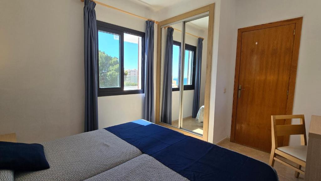 Postel nebo postele na pokoji v ubytování Marina Palmanova Apartamentos