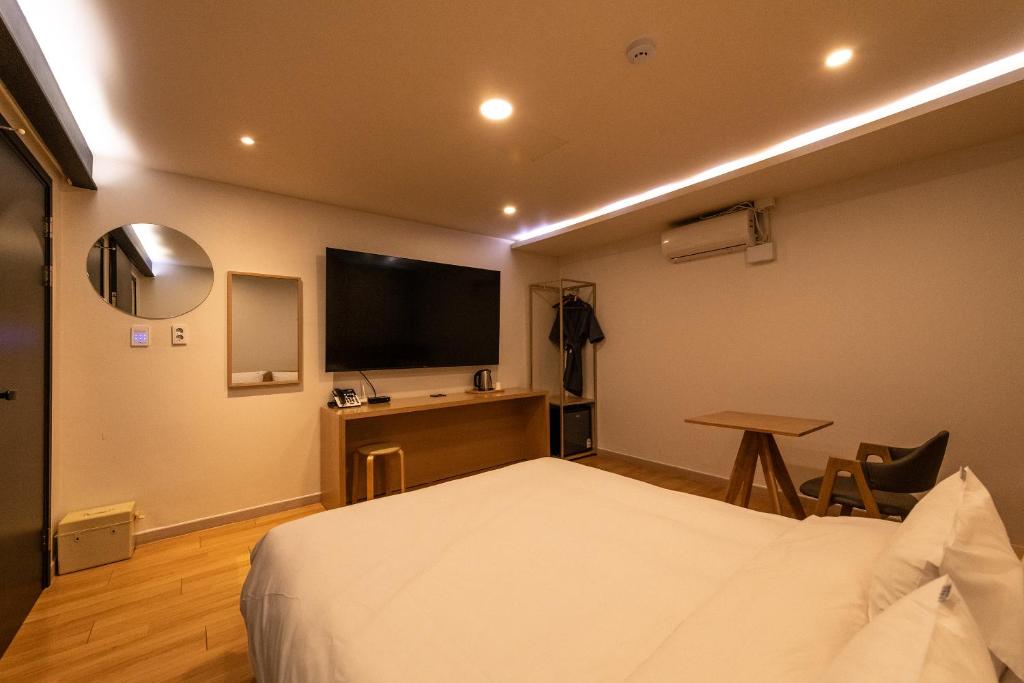 TV a/nebo společenská místnost v ubytování H Avenue Chuncheon