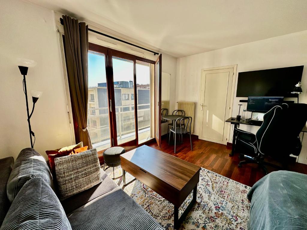 un salon avec un canapé et une table dans l'établissement Charming Parisian apartment in the 15th arrondissement, à Paris