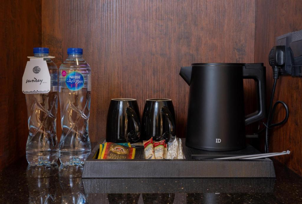 Příslušenství pro přípravu čaje a kávy v ubytování Sunday Jeddah Hotel