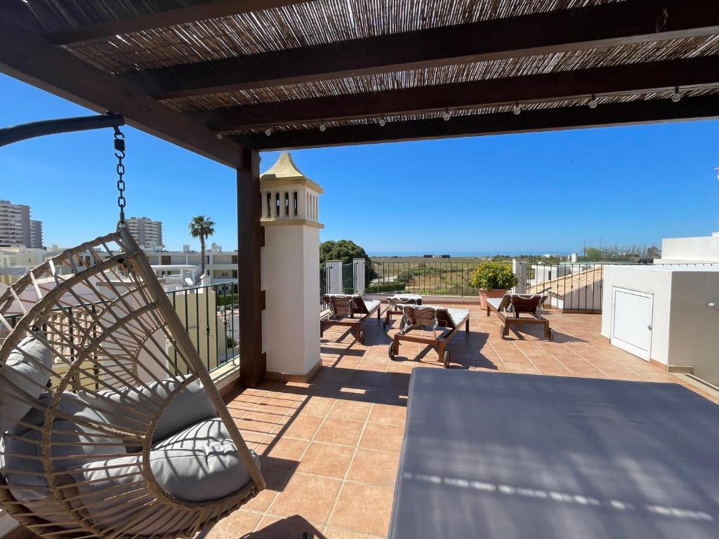 un patio con amaca e faro di Alvor Praia 14 - Ocean view villa ad Alvor