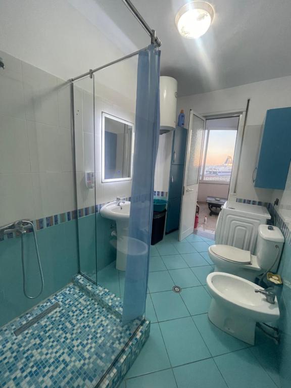 Uma casa de banho em Durres Port View Apartment