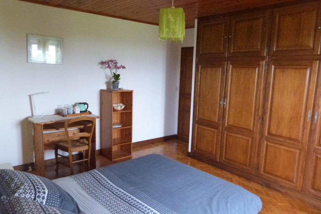 une chambre avec un lit, un bureau et une table dans l'établissement la maison du parc, à Came