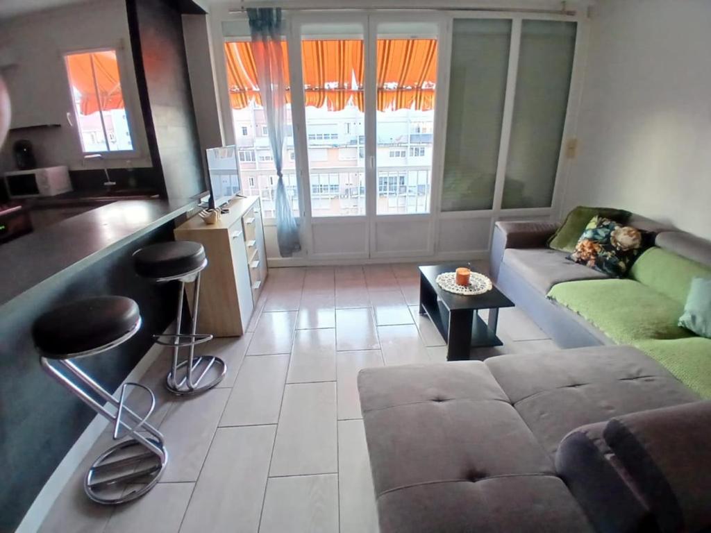 un salon avec un canapé et une table dans l'établissement Superbe appartement 3 chambres, à Dijon