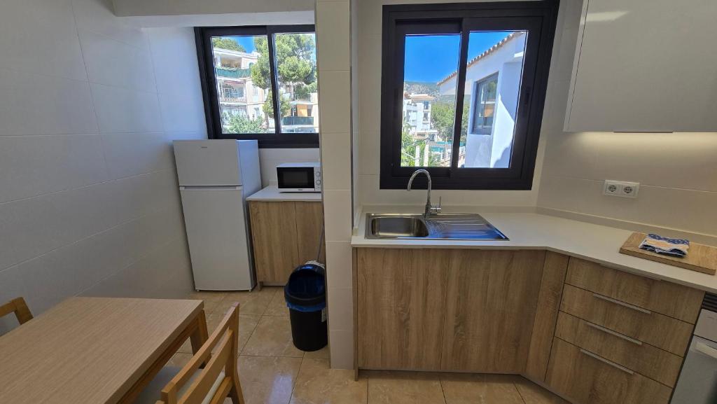 Kuchyň nebo kuchyňský kout v ubytování Marina Palmanova Apartamentos