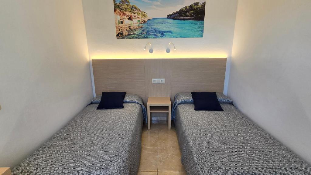 Postel nebo postele na pokoji v ubytování Marina Palmanova Apartamentos