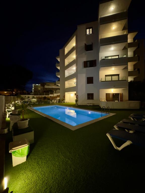 Bazén v ubytování Marina Palmanova Apartamentos nebo v jeho okolí