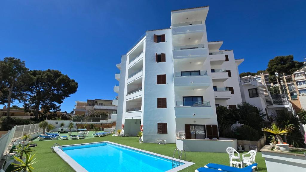 Bazén v ubytování Marina Palmanova Apartamentos nebo v jeho okolí
