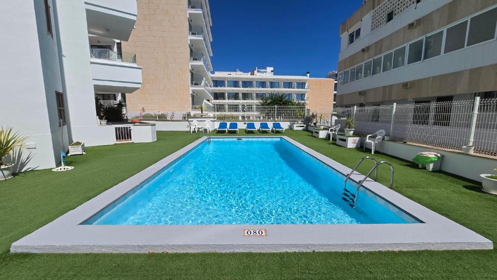Bazén v ubytování Marina Palmanova Apartamentos nebo v jeho okolí