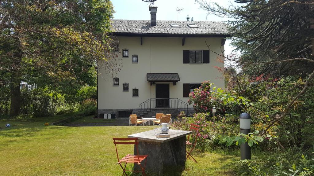 a house with a table and chairs in the yard at Casa Verde in Santa Maria Maggiore