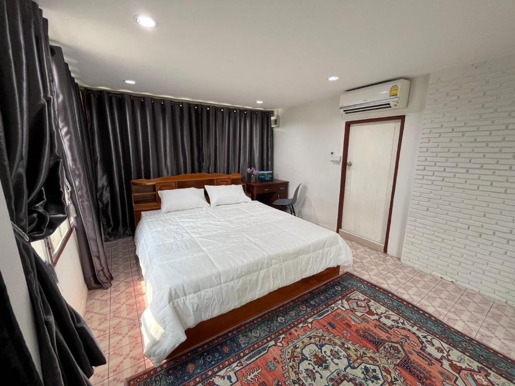 Postel nebo postele na pokoji v ubytování Baan Saen Saran guest house