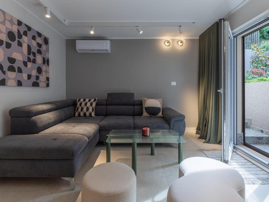 una sala de estar con un sofá y una mesa en Lemon tree apartment, en Trogir