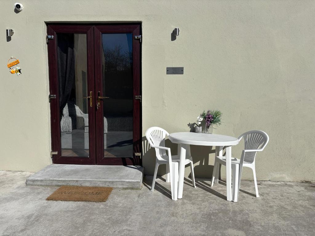 Patio nebo venkovní prostory v ubytování Private Detached Small Bedroom and Bathroom Only- This is not an apartment- No clothes storage or cooking facilities