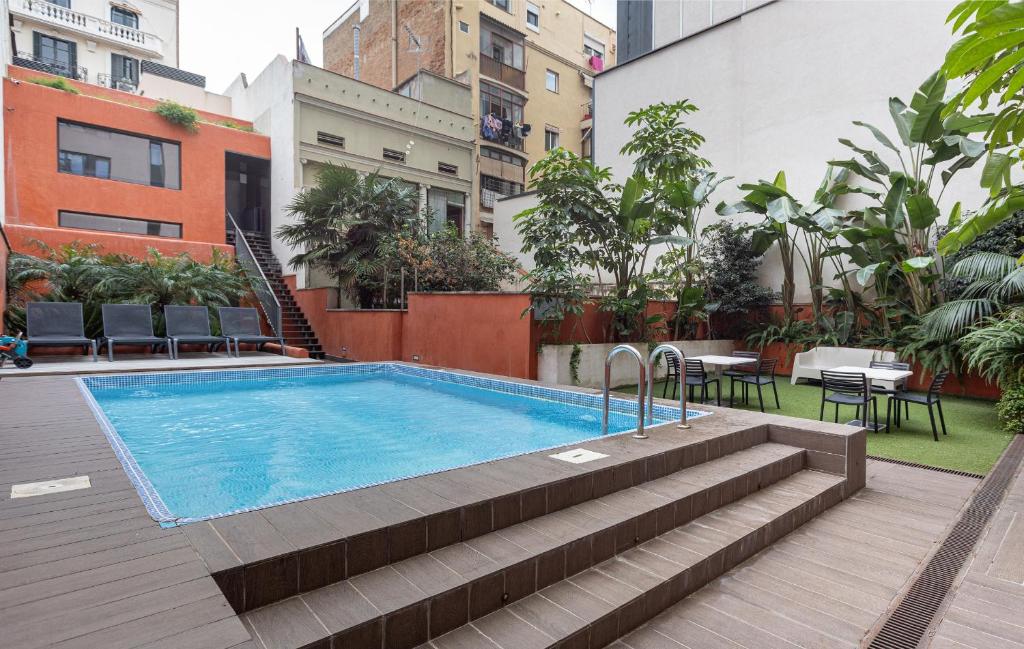 Bazén v ubytovaní Enjoybcn Patio de Gala alebo v jeho blízkosti