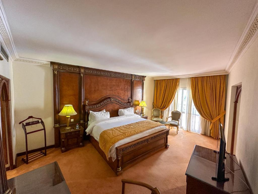 Postel nebo postele na pokoji v ubytování Grand Mogador Agdal & Spa