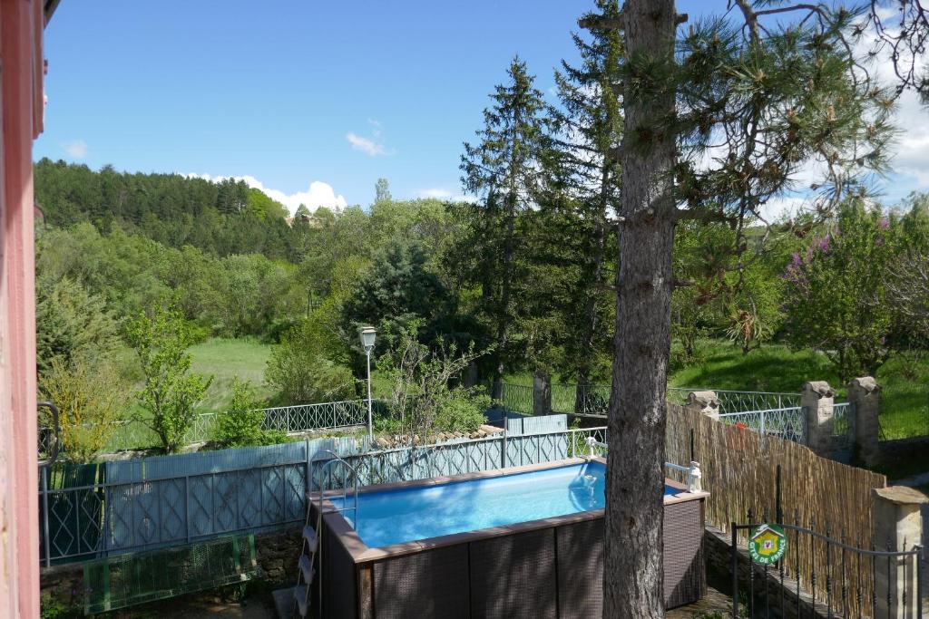 - une piscine dans une cour avec un arbre dans l'établissement Grand Gite Au Pays Des Lavandes, à Aurel
