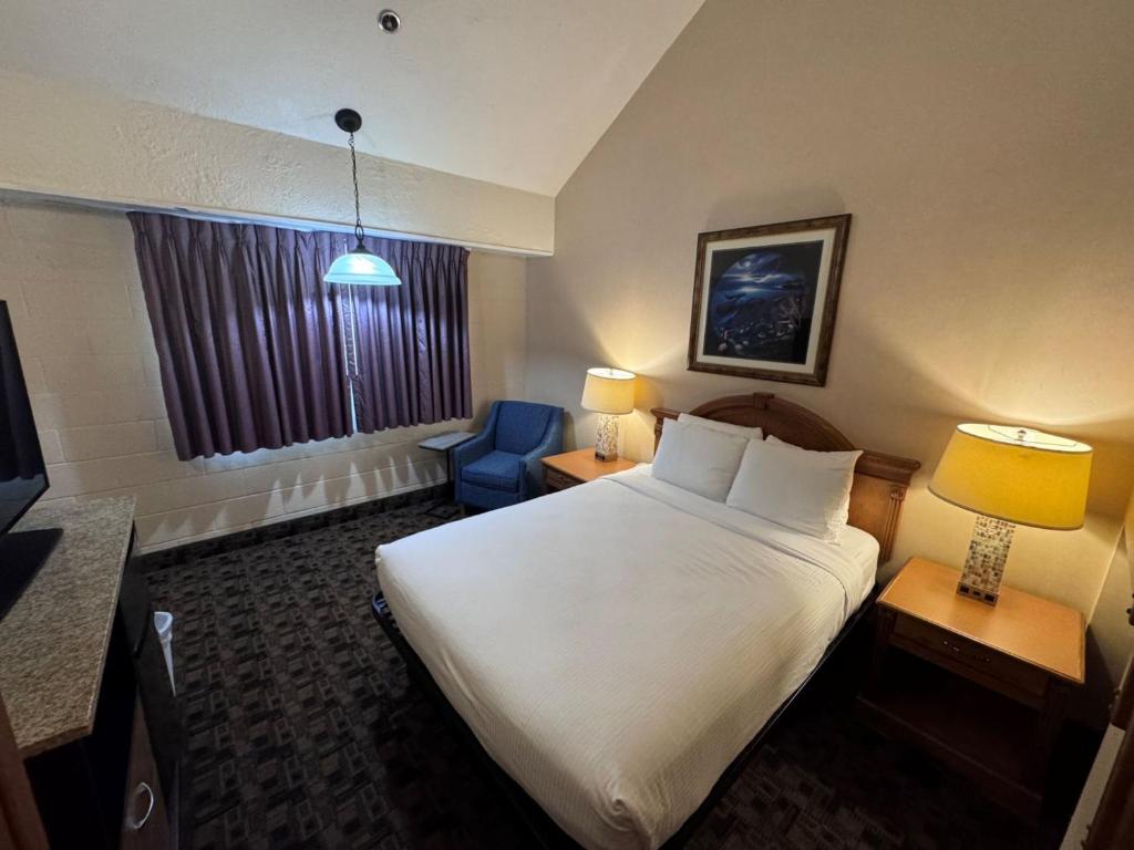 Postel nebo postele na pokoji v ubytování Promenade Inn & Suites Oceanfront