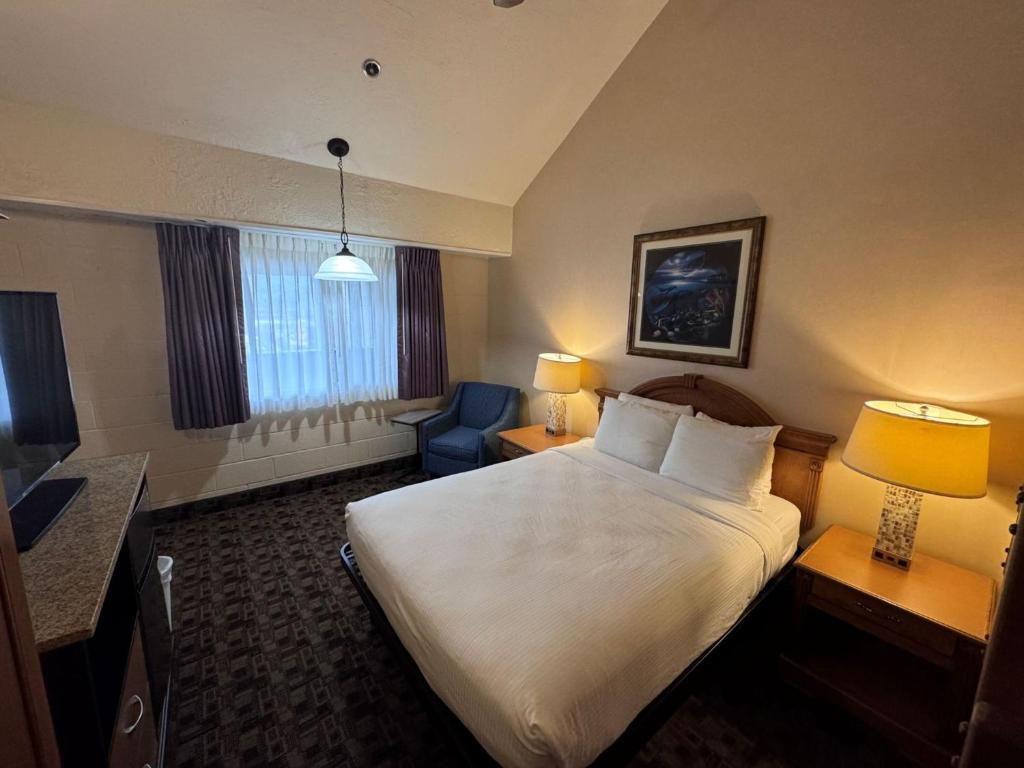 Postel nebo postele na pokoji v ubytování Promenade Inn & Suites Oceanfront