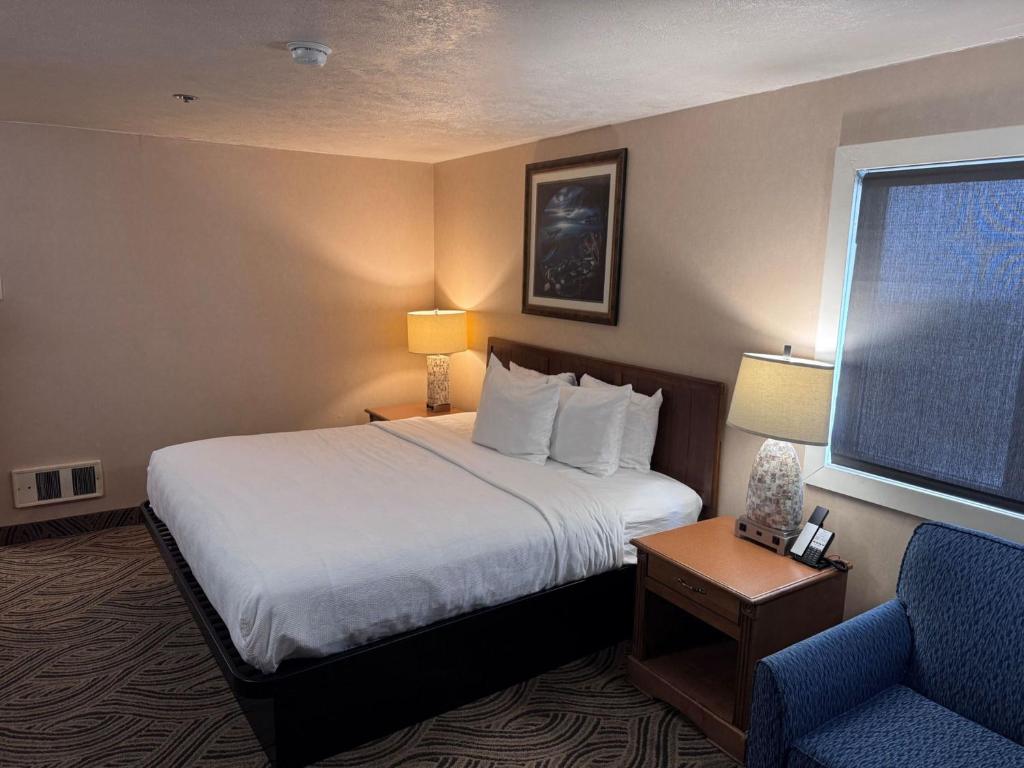 Postel nebo postele na pokoji v ubytování Promenade Inn & Suites Oceanfront
